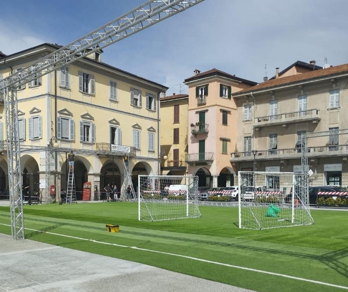 La piazza a lago di Pallanza diventa un campo da calcetto