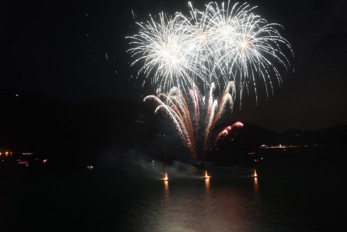 Cannobio, show di fuochi d’artificio sul lago (foto)