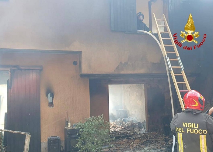 Incendio in abitazione: edificio inagibile, nessun ferito