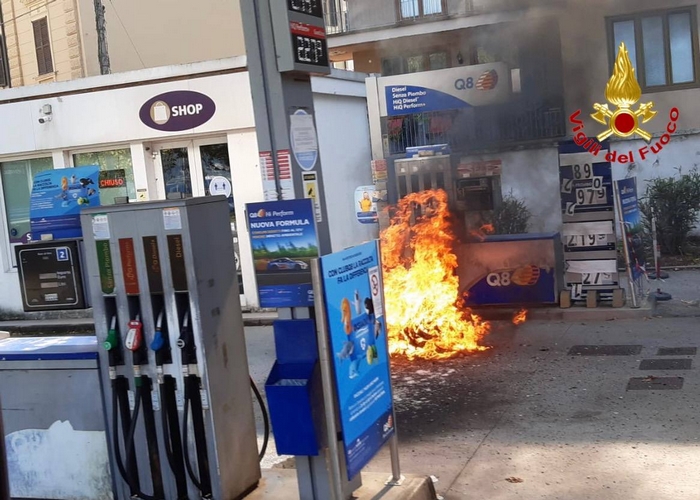 Moto in fiamme al distributore, ustionato il conducente