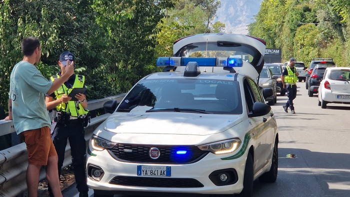 Autocarro tampona due auto: un ferito lieve (foto)