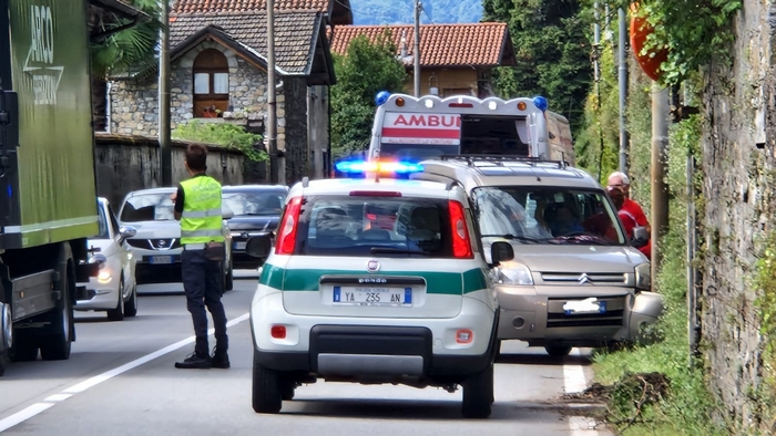 Perde il controllo dell’auto e finisce contro il muro