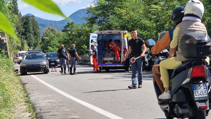 Un altro scontro auto-moto sulla statale 34: centauro ferito