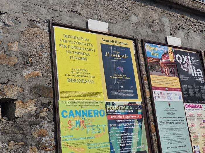 Il monito murale dell’impresa di pompe funebri: diffidate dai consigli disonesti