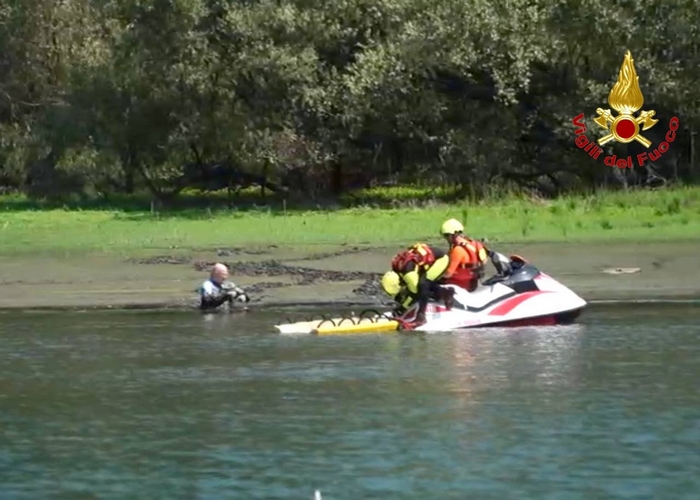 S’avvicina al lago e resta intrappolato nel fango