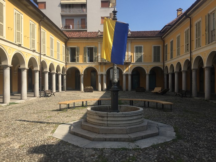 Critiche alle nuove panchine della piazza Pedroni: incoerenti