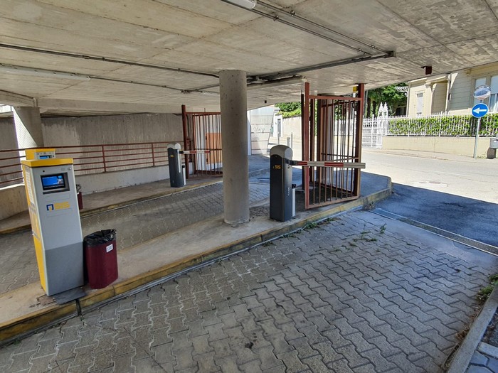 Nei posteggi e nel parco giochi vandalizzati arrivano le telecamere
