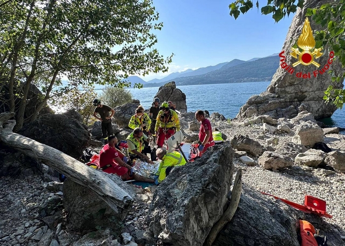 Scivola sugli scogli e batte la schiena: 51enne soccorso dall’elicottero