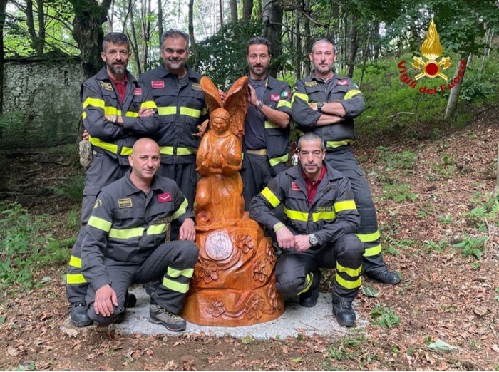 La scultura d'un angelo in legno ricorda nel bosco le vittime del Mottarone