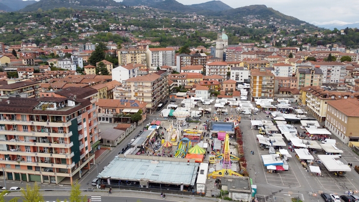 Con le giostre in piazza sosta gratuita per un mese