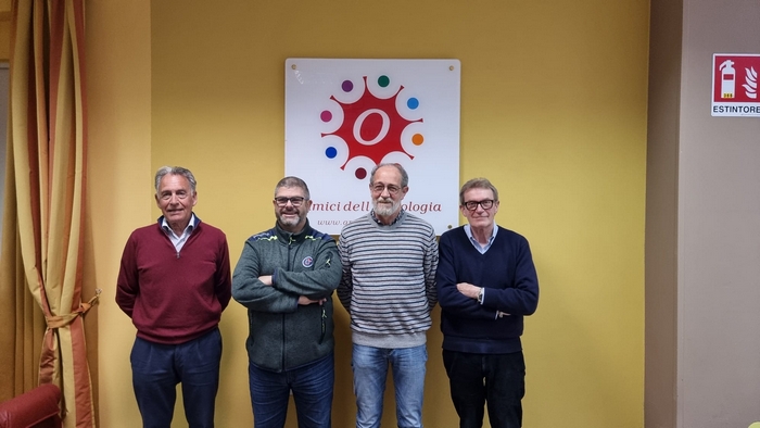 Duemila euro agli Amici dell'Oncologia nel calendario ricordo del papà Bruno