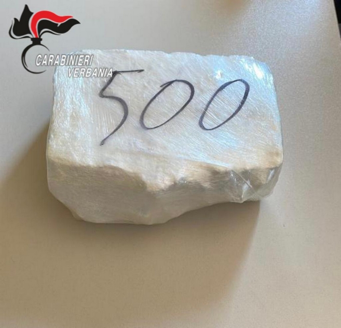 Mezzo chilo di cocaina nascosto addosso: mamma e figlia in manette