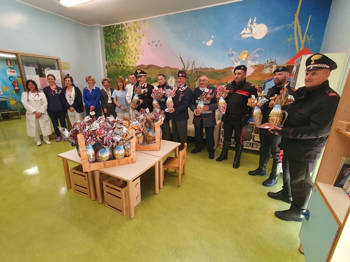 Il dolce dono pasquale dei carabinieri ai bimbi della Pediatria