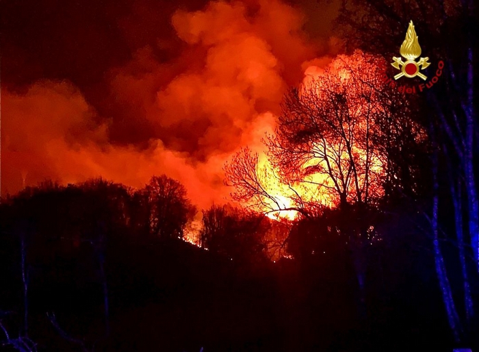Notte di fuoco a Gignese: in fumo 25 ettari di bosco (foto)