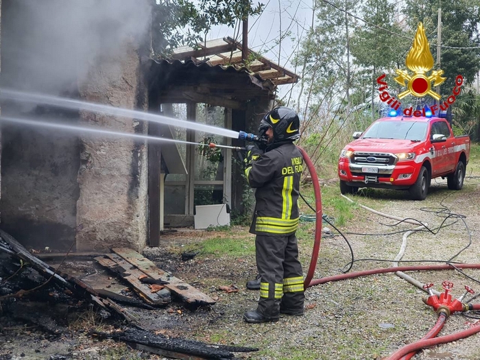 A fuoco un edificio abbandonato