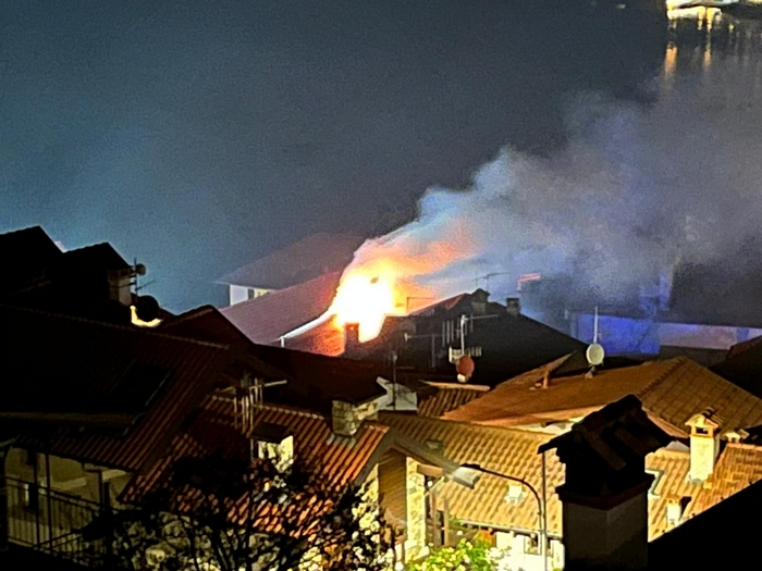 Vasto incendio a Someraro: a fuoco il tetto d’una casa in centro