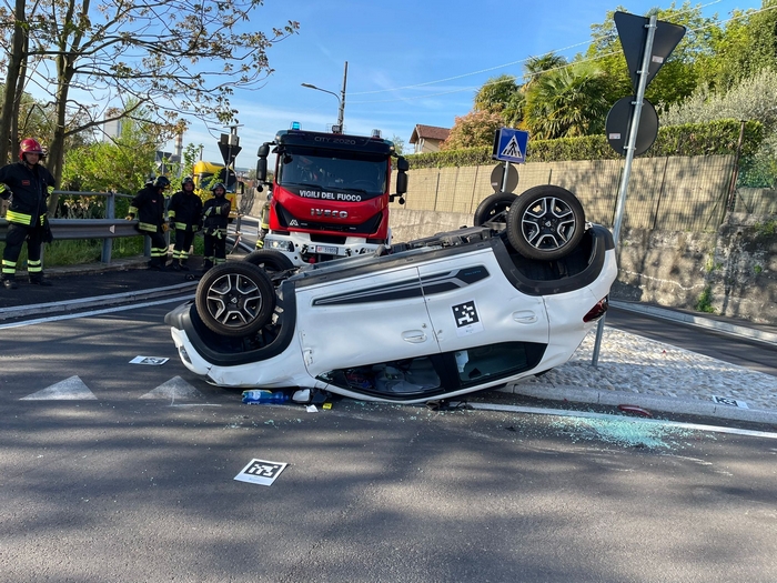 Carambola in rotonda: auto a ruote in su e traffico in tilt (foto)