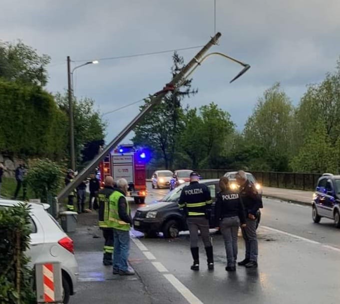 Auto fuoristrada sulla ss34 centra un palo della luce