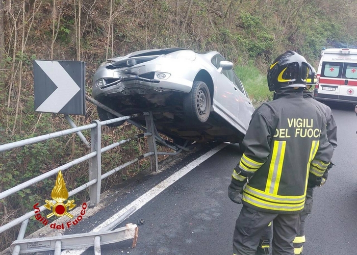 Auto fuori strada resta in bilico sul guardrail