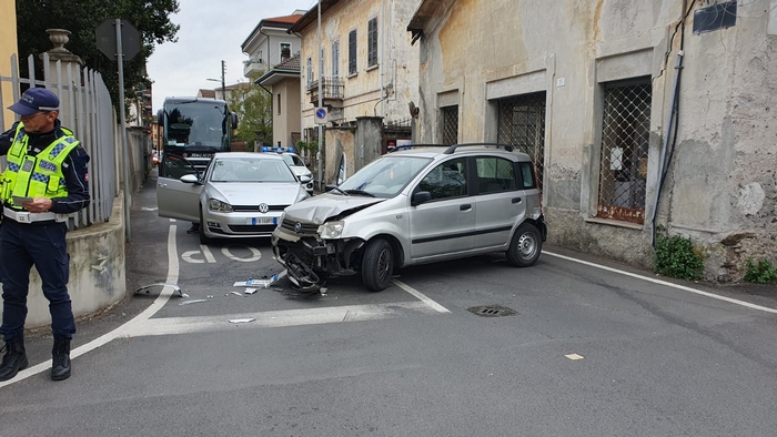Tamponamento con carambola: tre auto coinvolte, nessun ferito