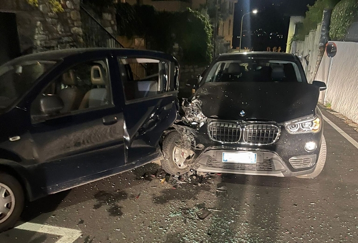 Ubriaco centra un'auto in sosta: via la patente