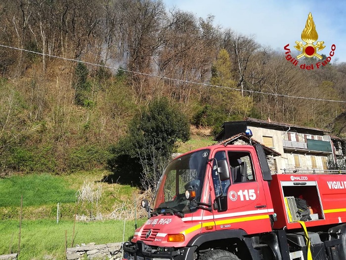 Ripartito l'incendio di Montegrino. Le fiamme vicino alle case