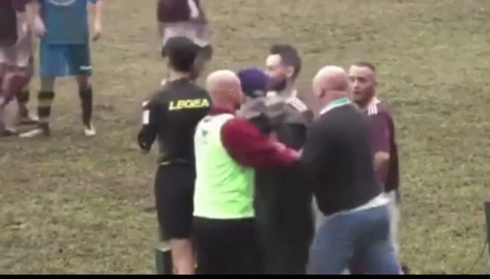 Risarcisce l’arbitro colpito con un pugno al volto: allenatore prosciolto