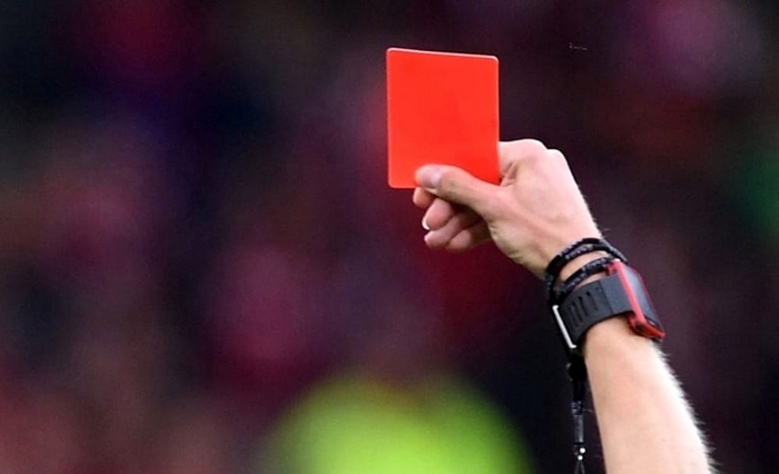 Far west allo stadio: partita sospesa, arbitro aggredito e inseguito, maxisqualifiche
