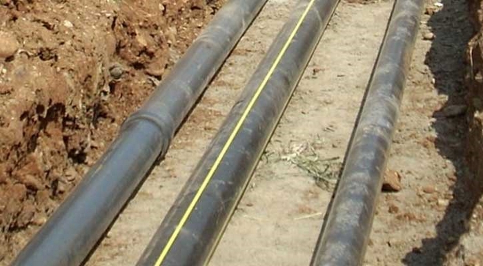 Devono allacciare l’acquedotto ma sbagliano tubo: forata la condotta del gas