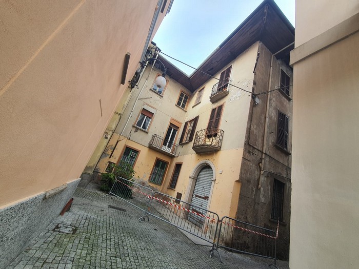 Tetto pericolante in centro, palazzo cintato e ordinanza di messa in sicurezza