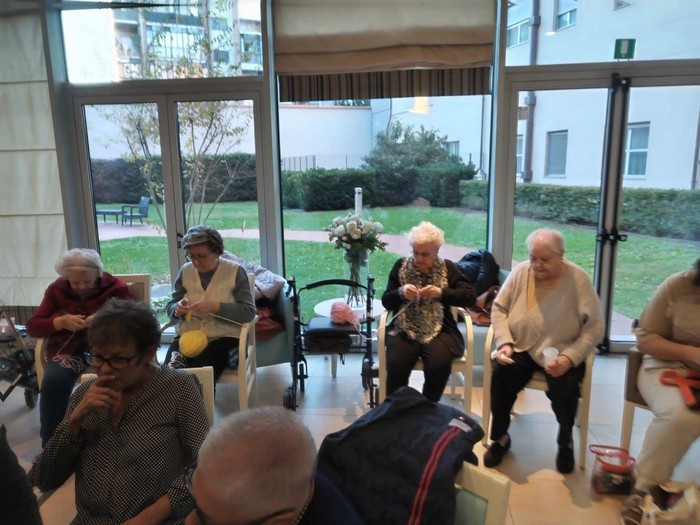 Le calze di Natale per i bambini svantaggiati confezionate in casa di riposo