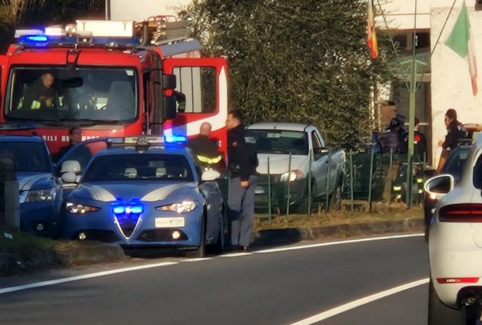 Auto esce di strada sulla ss34 e sfonda la recinzione del parcheggio