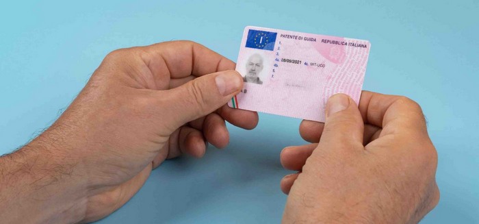 (Ri)sorpreso al volante con una patente ucraina non valida: egiziano denunciato