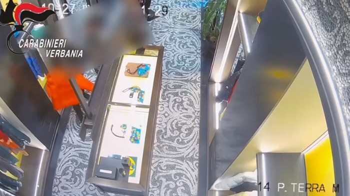 Svuotavano i conti correnti per comprare capi d’alta moda: otto in manette