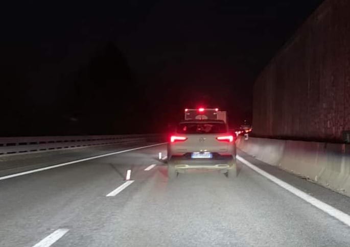 Camion bloccato in galleria: chiusa l’A26