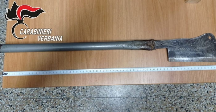 Aggredisce i vicini di casa con un'ascia-mannaia artigianale