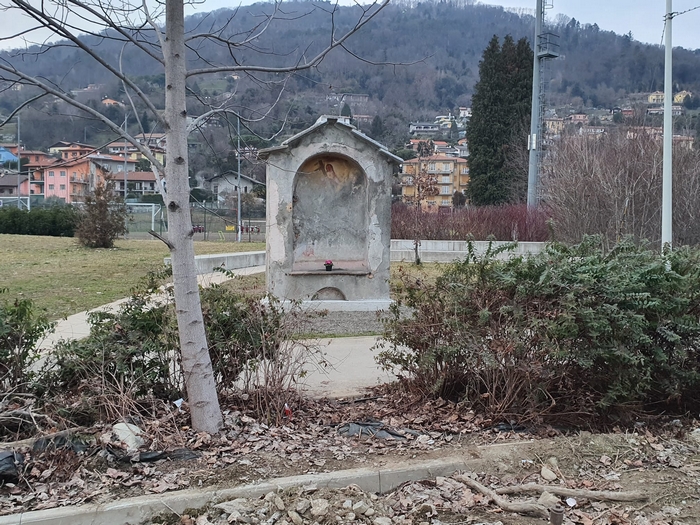 La cappelletta trasloca e fa spazio alla strada
