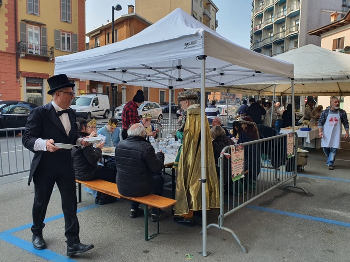 L'ultimo pasto dei reali del Carnevale: trippa e salamino in piazza (foto)