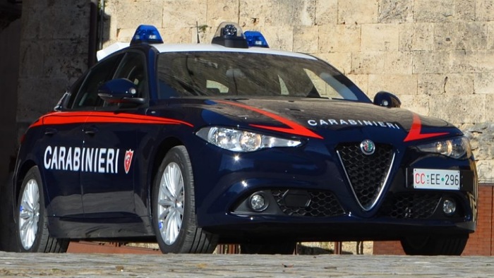 Denuncia un atto vandalico e gli trovano in casa una carabina: svizzero nei guai
