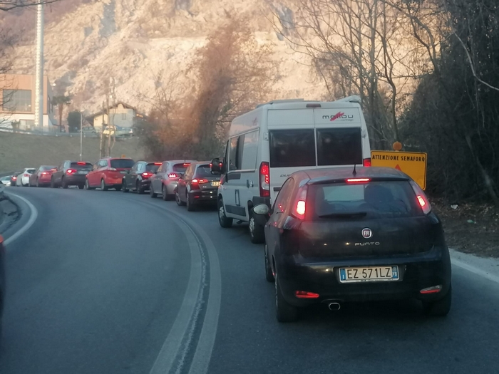 Subito code al cantiere dello svincolo di Baveno dell’A26