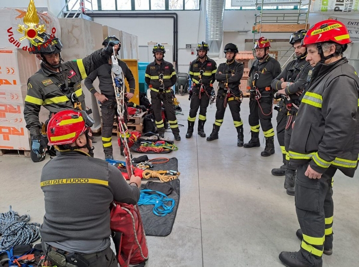 I vigili del fuoco si esercitano nel soccorso in cantiere 