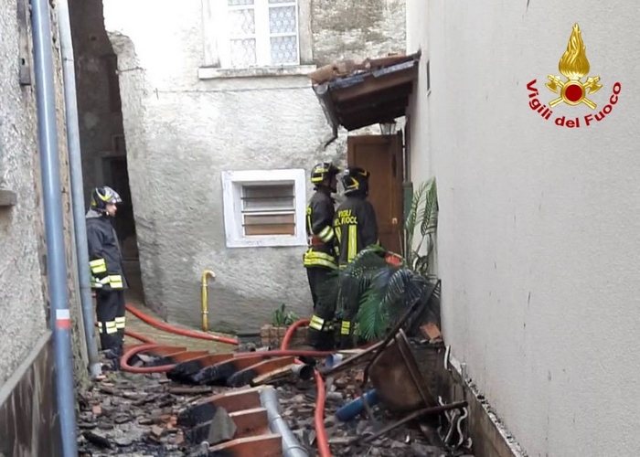 Incendio nel borgo storico: distrutti i tetti di tre case (foto)