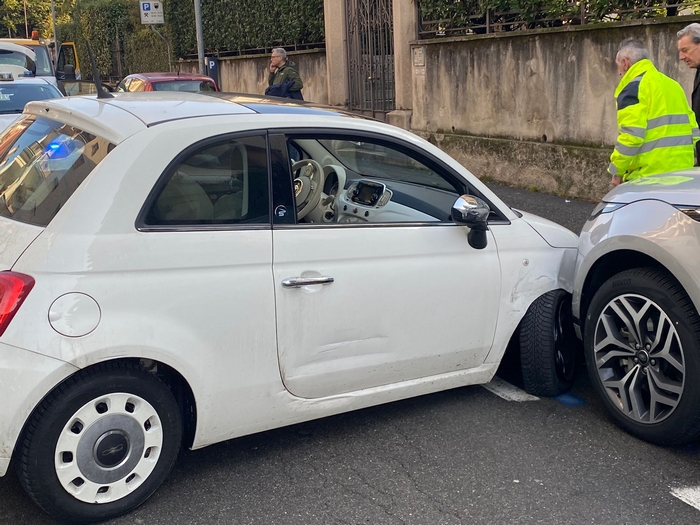 Perde il controllo dell'auto e urta un mezzo in sosta