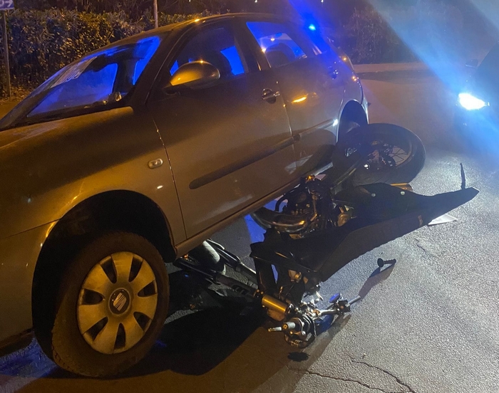 Auto e motorino si scontrano in rotonda
