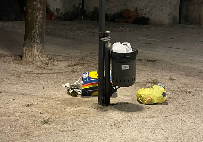 Rifiuti sovrabbondanti: degrado in piazza