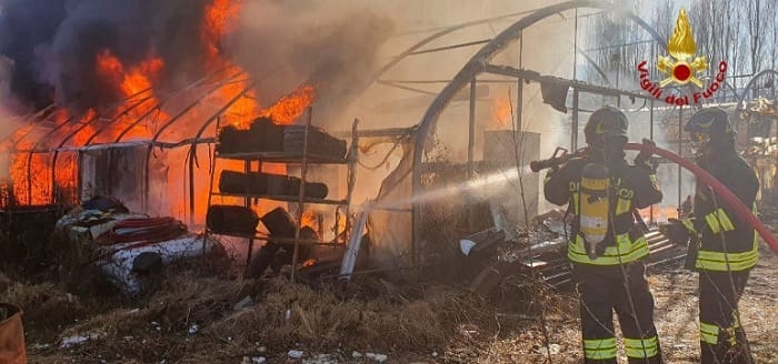Serre e attrezzi agricoli distrutti dal fuoco a Fondotoce