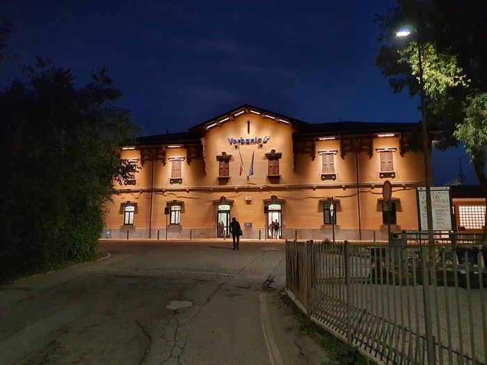 “Portoghese” sul treno con profumi e abiti di marca sospetti: denunciato