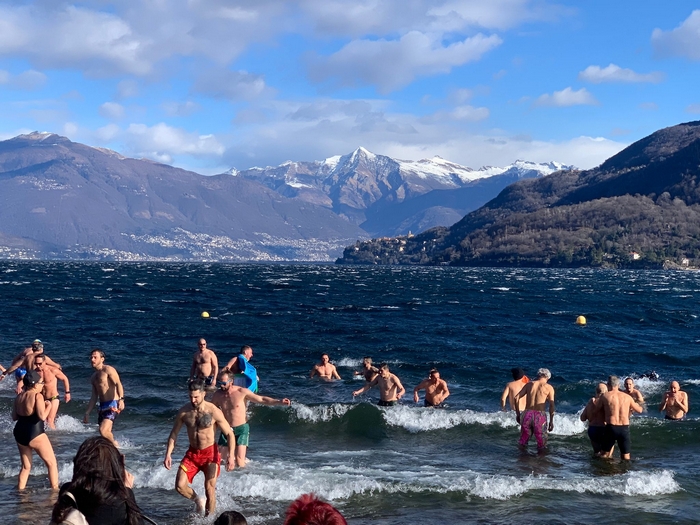 In 25 sfidano il vento e l’inverno nel “tuffo nel lago” di Cannobio (foto)
