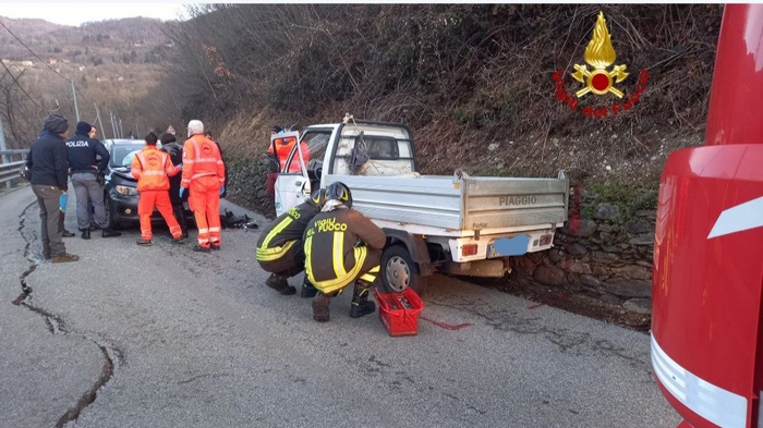 Frontale sulla strada provinciale tra auto e motocarro: due feriti
