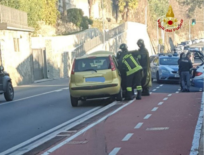 Auto esce di strada e urta contatore: fuga di gas
